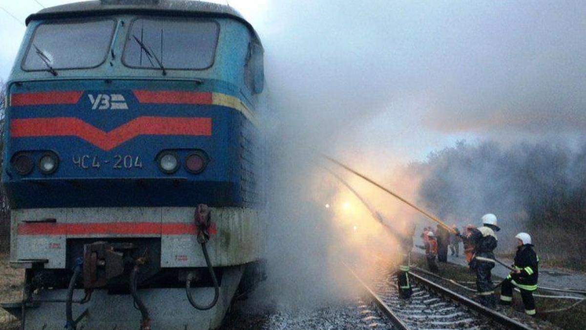 В Киеве на Борщаговке горит электричка