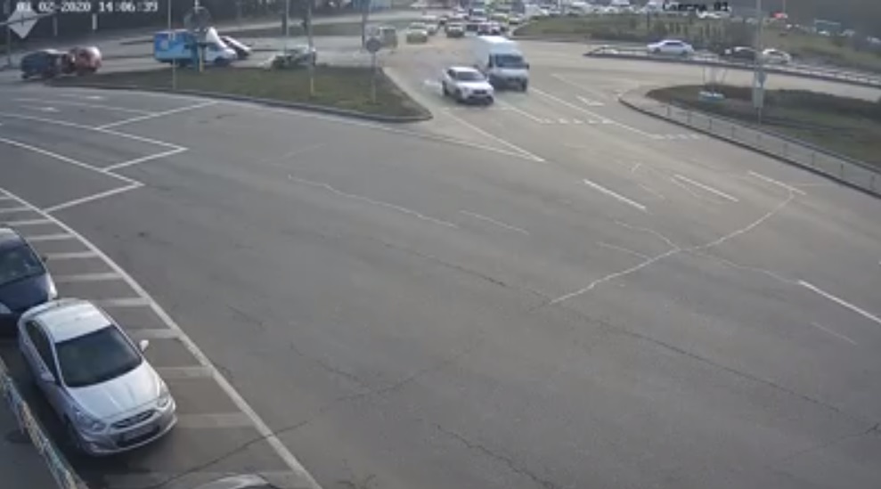 В Киеве Skoda протаранила Volkswagen и снесла столб: видео момента ДТП