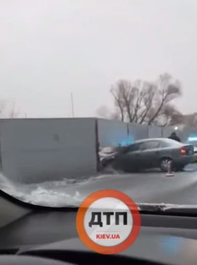На Столичном шоссе автомобиль протаранил забор. Видео