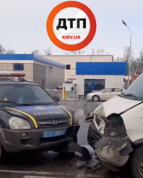 В Киеве на Черновола произошло ДТП с участием автомобиля полиции