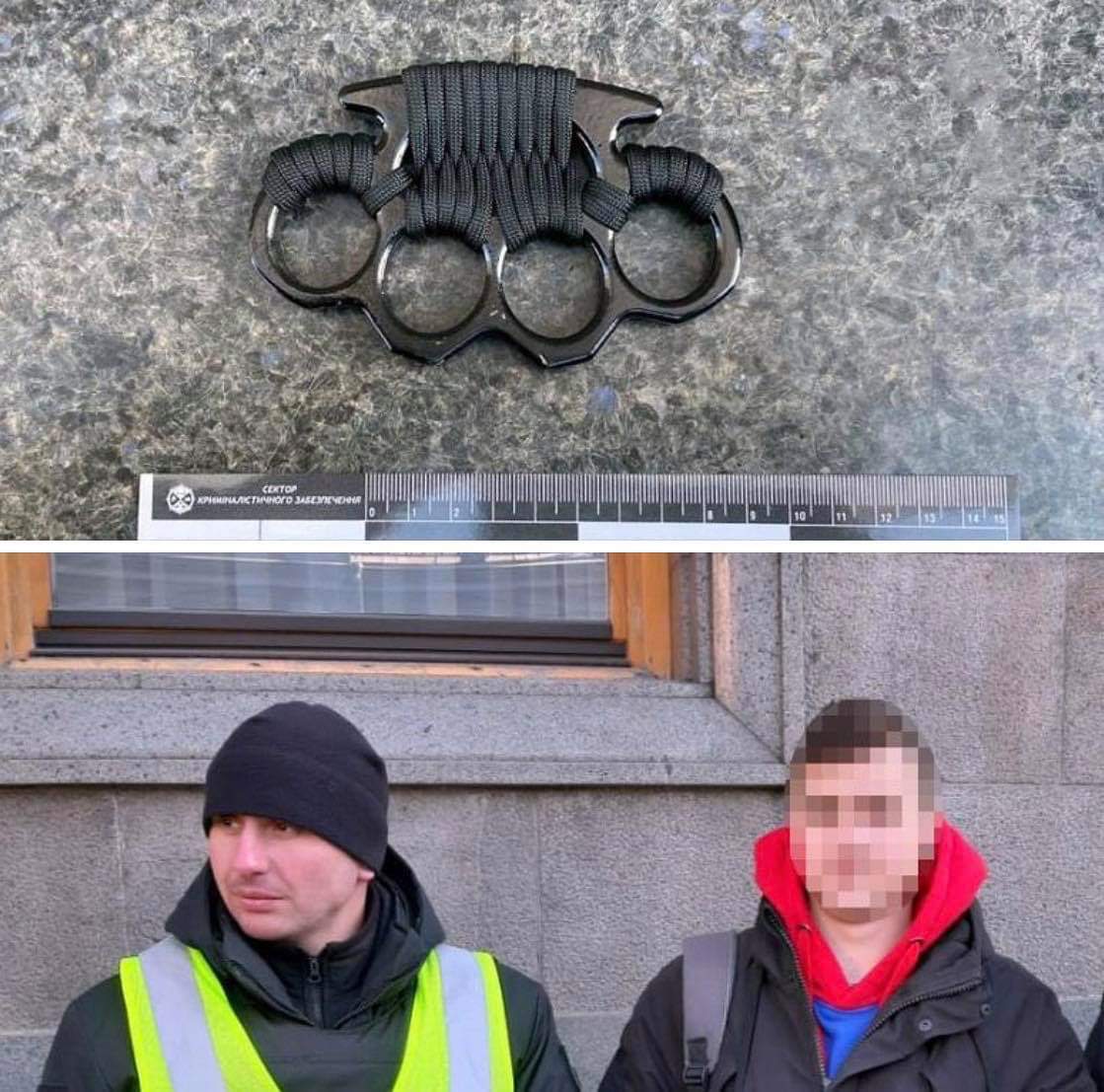 У середмісті Києва правоохоронці затримали молодика з кастетом