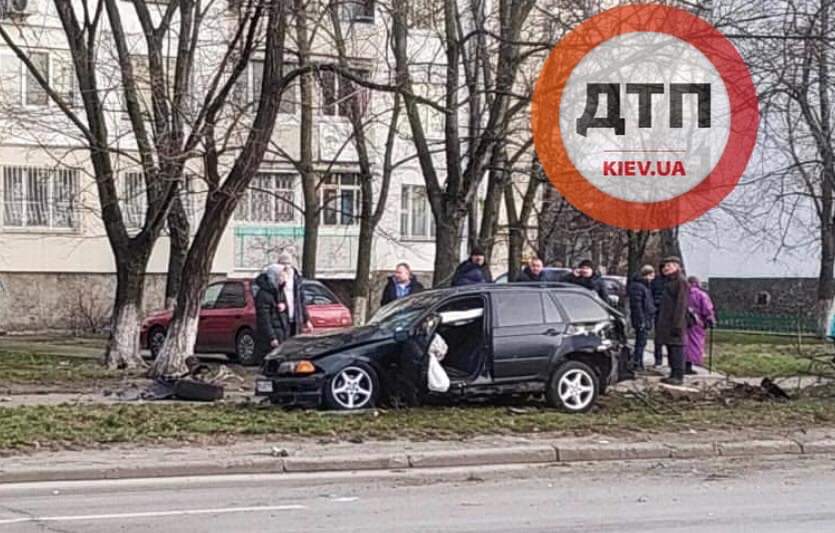 В Киеве на Радужной, 9 автомобиль влетел в столб