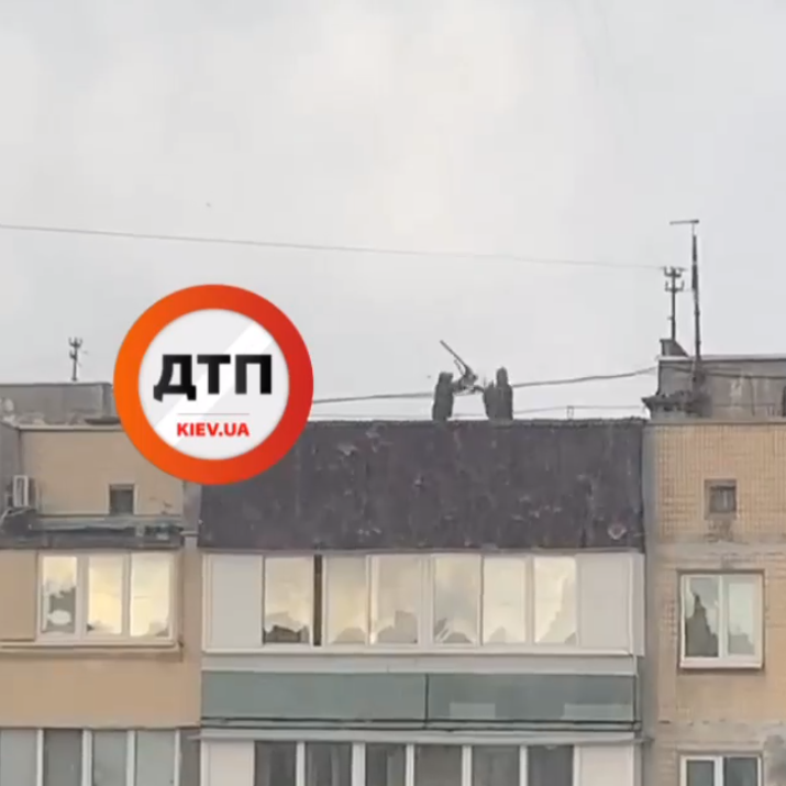 В Киеве на проспекте Героев Сталинграда на крыше многоэтажки два парня сражались на мечах. Видео