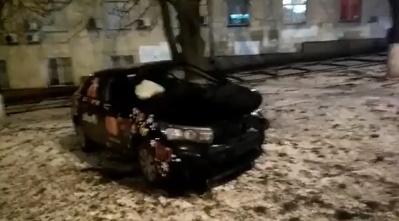 В Киеве на Киквидзе автомобиль службы такси Uklon столкнулся с Nissan Tiana