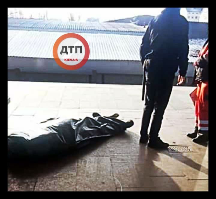 В Киеве на метро Лесная внезапно умер мужчина