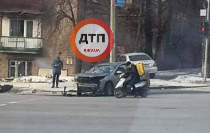 В Киеве на улице Киквидзе произошло ДТП с участием автомобилей Mazda и Mercedes