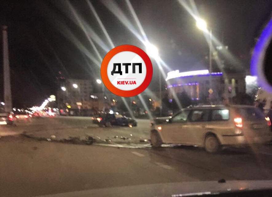 В Киеве на площади Победы произошло серьезное ДТП с участием автомобиля BMW
