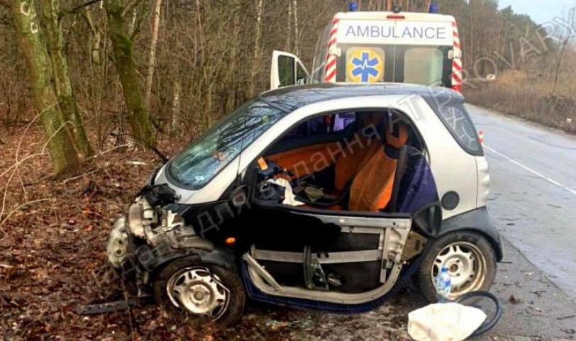 На Броварщині автомобіль Smart не розминувся з деревом. Є постраждалі