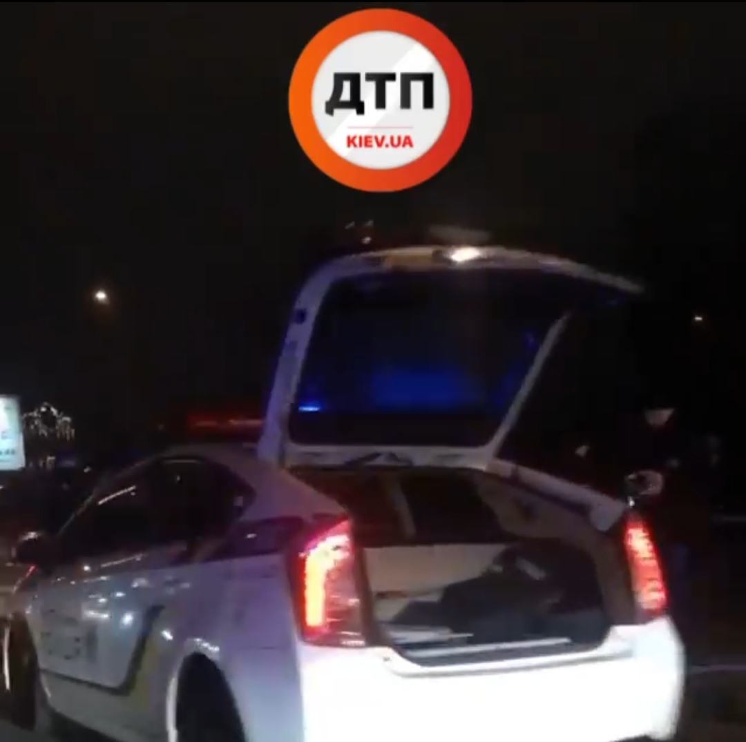 В Киеве на мосту Метро полиция после погони задержала автомобиль на иностранных номерах. Видео