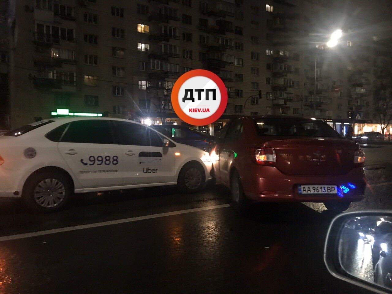 В Киеве на бульваре Леси Украинки столкнулись два автомобиля службы такси Uber