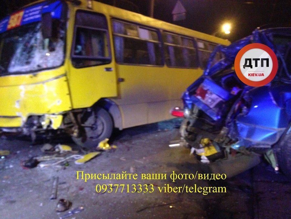 В Киеве на улице Кирилловская произошло серьезное ДТП с участием маршрутки и автомобиля Audi: есть пострадавшие