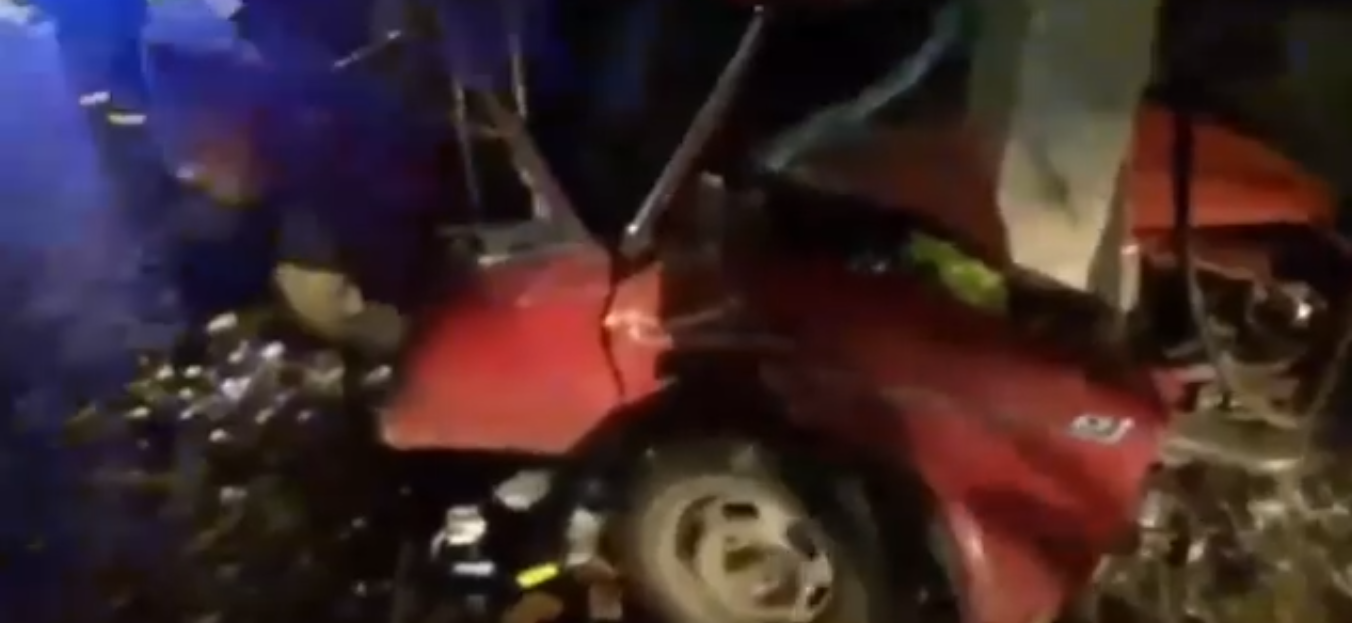 В Харькове автомобиль нанизался на столб