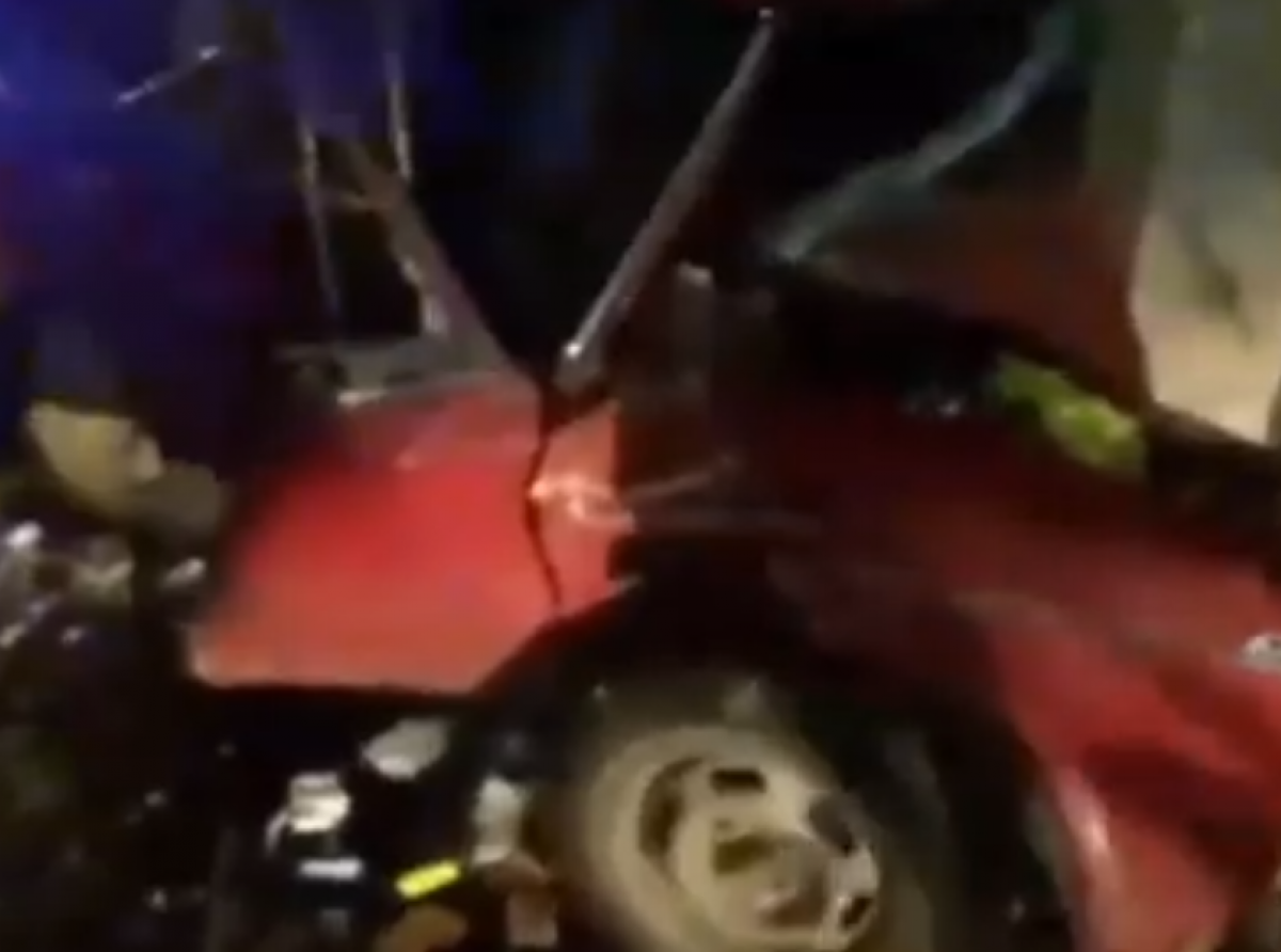 В Харькове автомобиль нанизался на столб