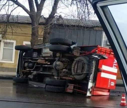 В Одессе из-за ДТП опрокинулась пожарная машина: в районе большая пробка