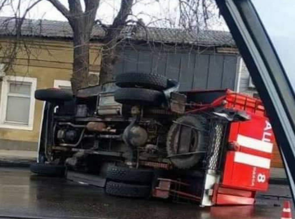 В Одессе из-за ДТП опрокинулась пожарная машина: в районе большая пробка