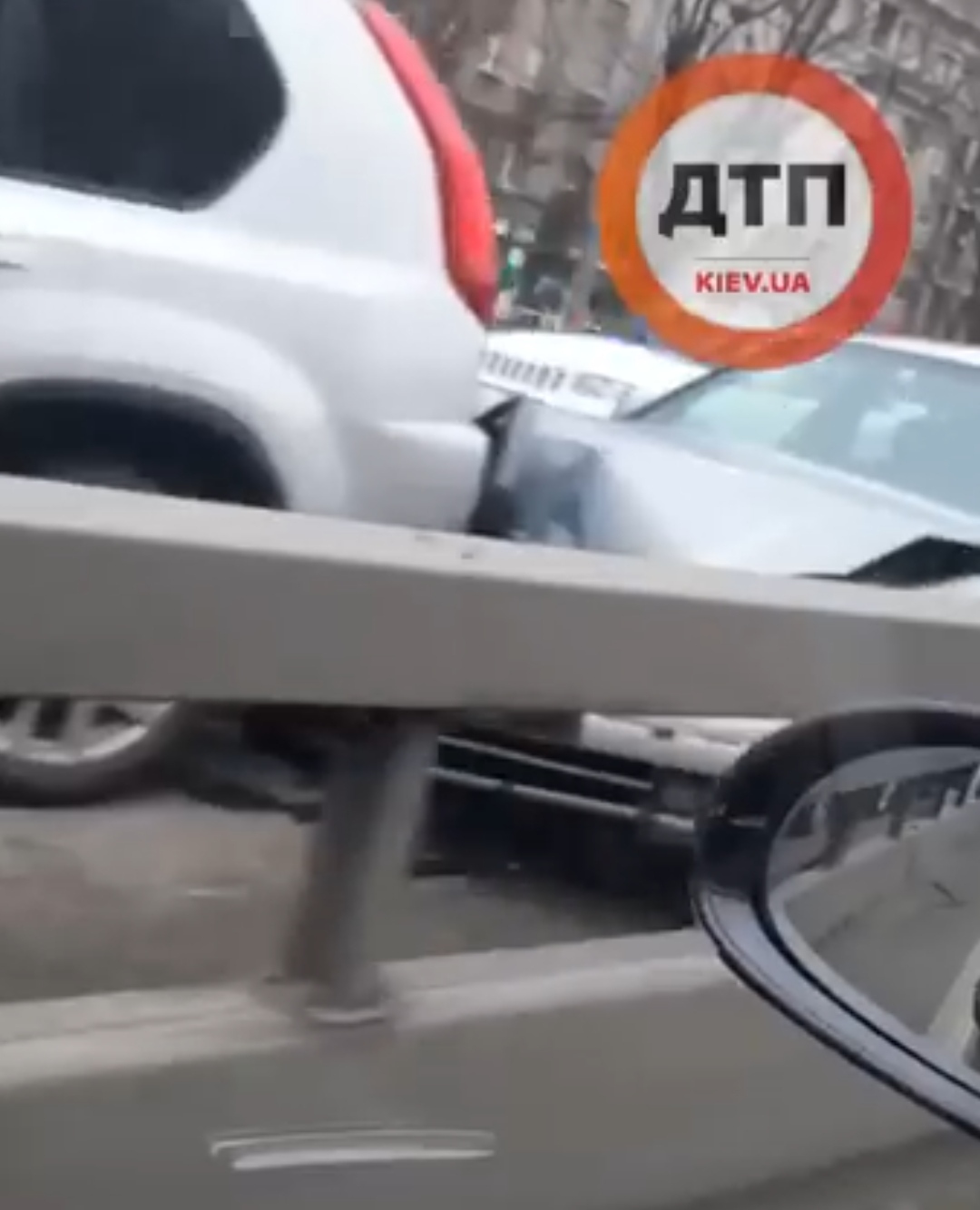 В Киеве возле метро Нивки произошло дистанционное ДТП с участием четырех автомобилей. Видео