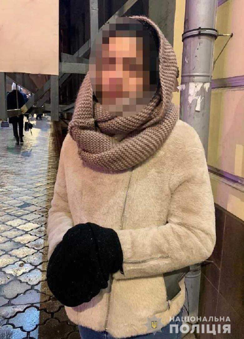 У Києві поліцейські затримали дівчину, яка викрала гаманець у перехожої