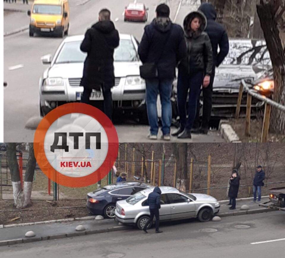 В Киеве на улице Механизаторов произошло ДТП с участием автомобилей Tesla и Volkswagen