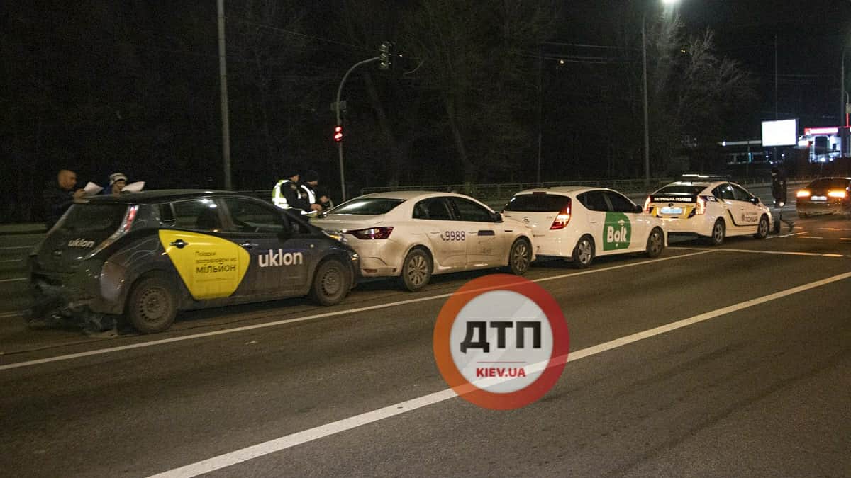В Киеве на Печерске пьяный водитель Audi столкнул между собой Uklon, Uber и Bolt