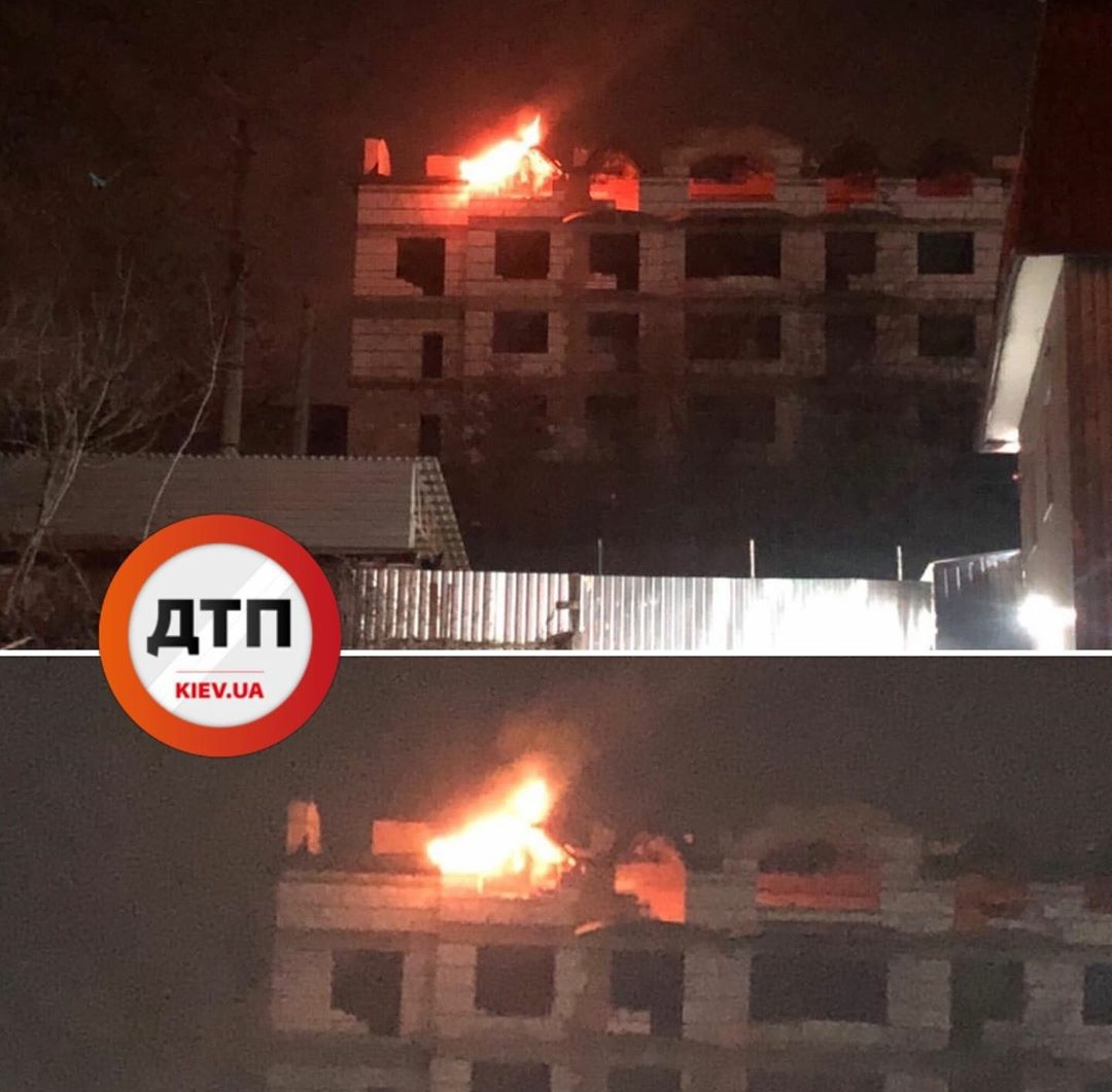 В Киеве на улице Тираспольская горит заброшенное здание