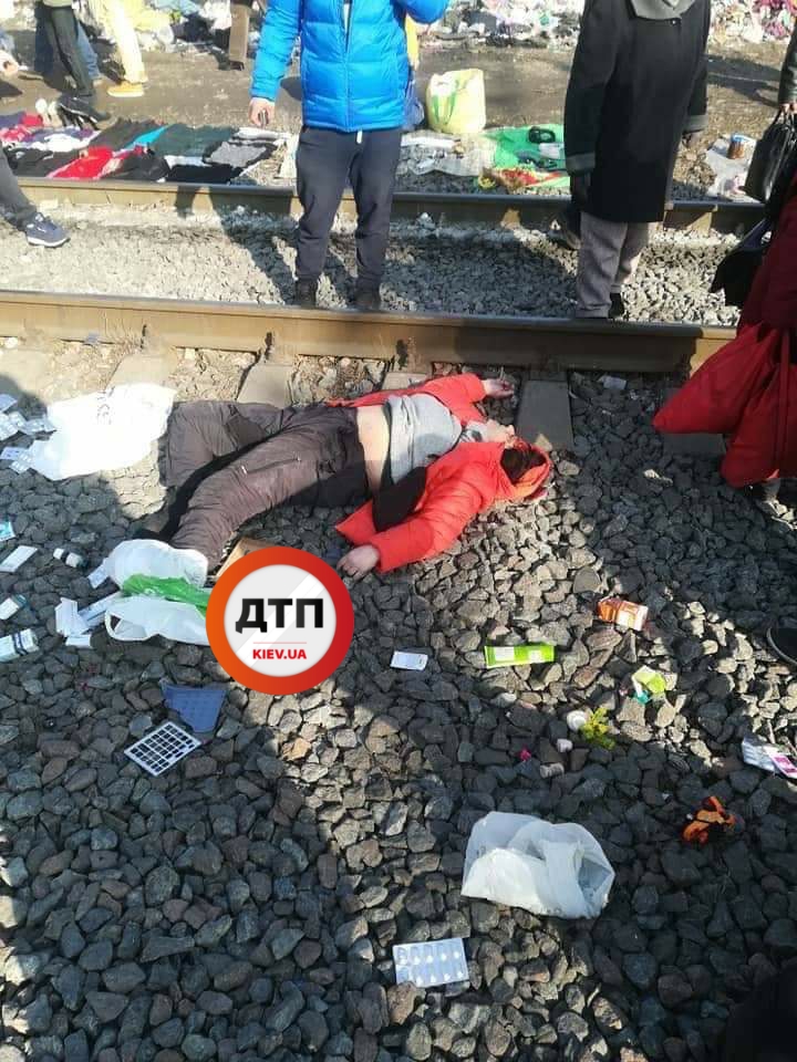 В Киеве на Почайне поезд сбил женщину которая торговала на барахолке