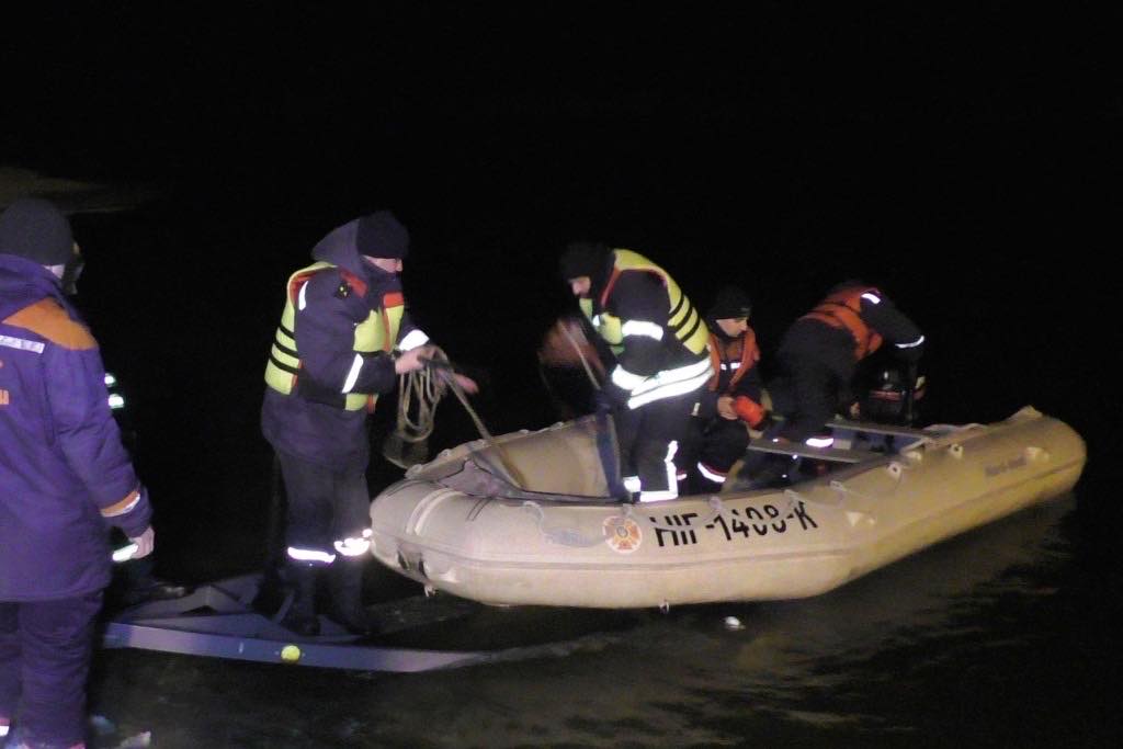 Чернігівська область: рятувальники переправили через річку Десна двох дітей що заблукали 
