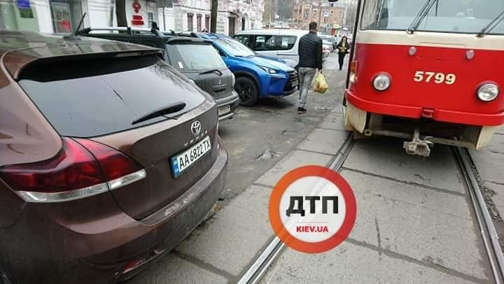 В Киеве на Лукьяновке водитель Toyota заблокировал движение трамваев