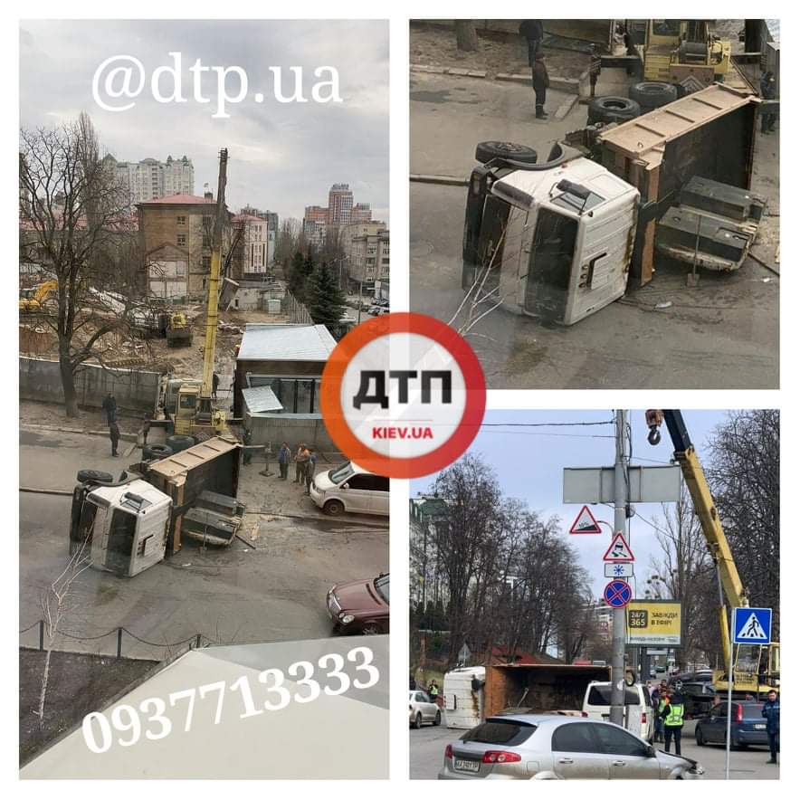 В Киеве стройке перевернулся грузовик