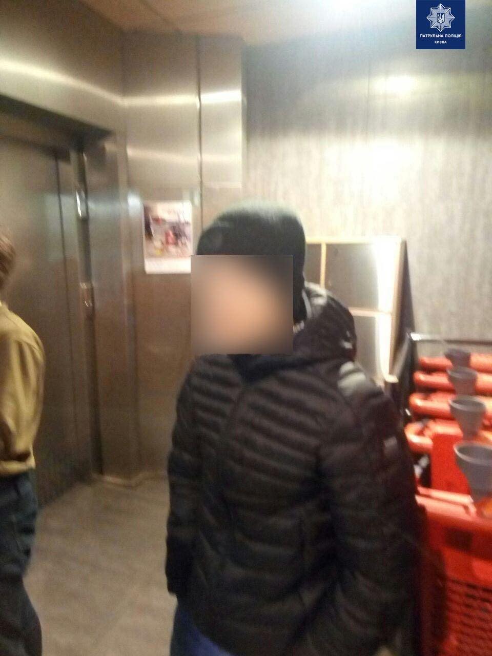 У Києві патрульні затримали чоловіка, який викрав речі із камери схову супермаркету