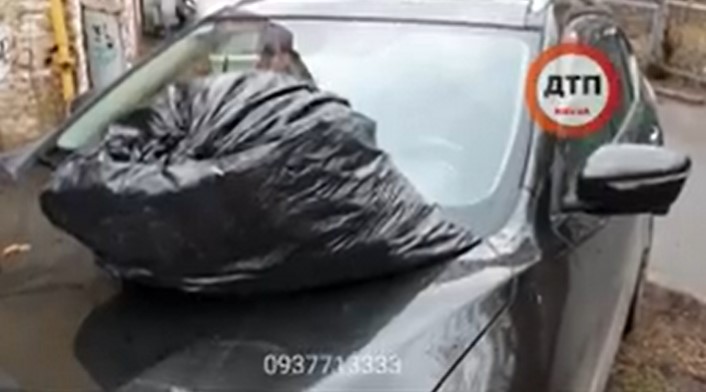 В Киеве неизвестный положил мусор и подпёр строительными лесами элитный внедорожник Nissan: видео