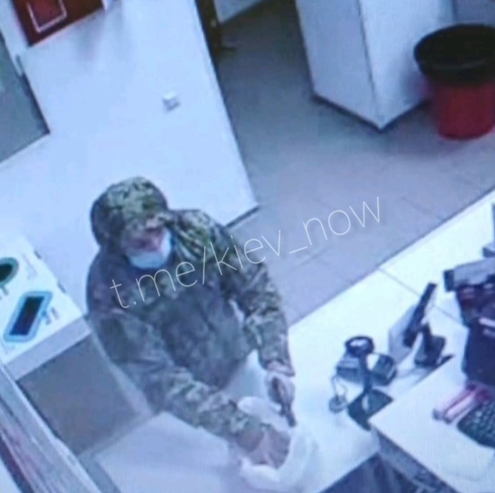 В Киеве вооруженный мужчина ограбил «Новую почту»: видео момента