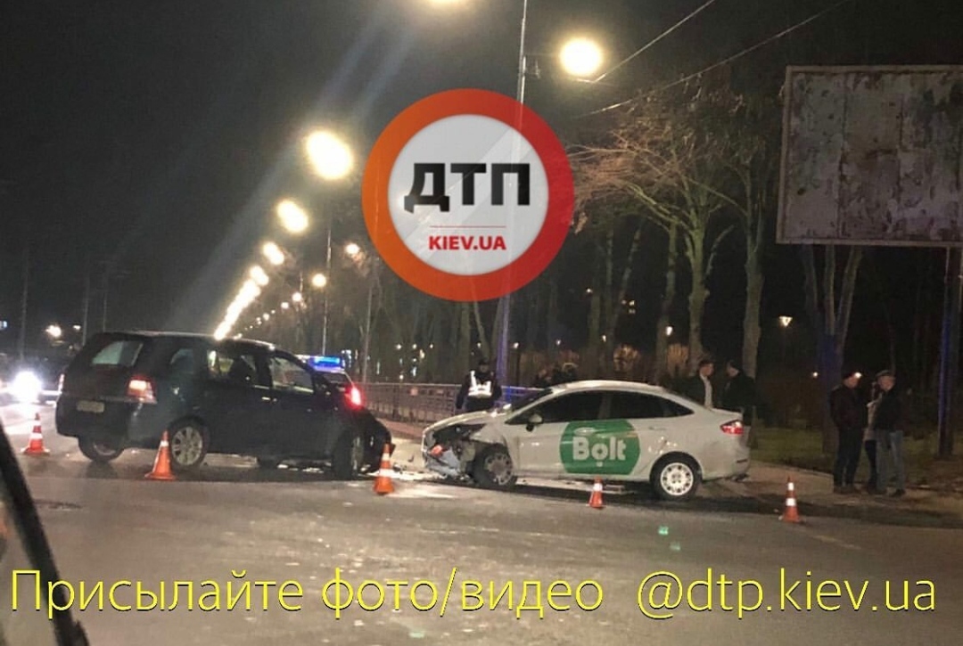 В Киеве на перекрестке улиц Туполева и Салютной произошло ДТП с участием автомобиля службы такси Bolt