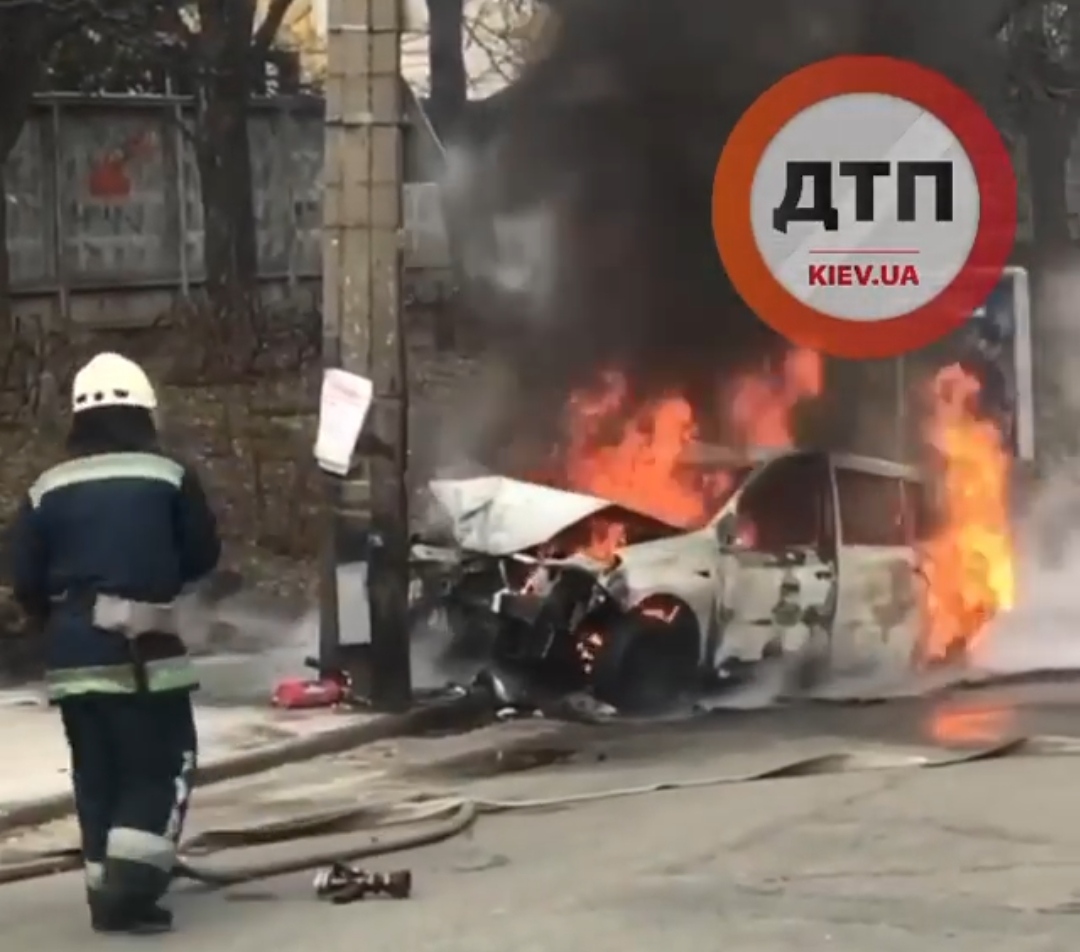 В Киеве на Подольском спуске водитель уснул за рулём и врезался в столб: автомобиль сгорел полностью