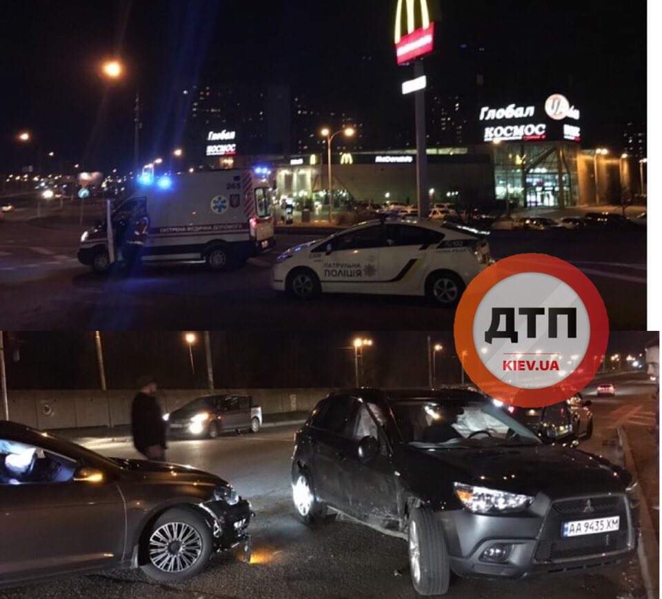 В Киеве на улице Бальзака столкнулись Volkswagen и Mitsubishi: от удара второй опрокинулся