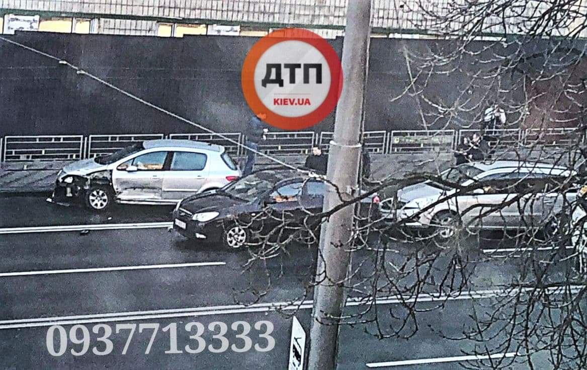 В Киеве на улице Елены Телиги произошло дистанционное ДТП с участием шести автомобилей: перекрыто две полосы