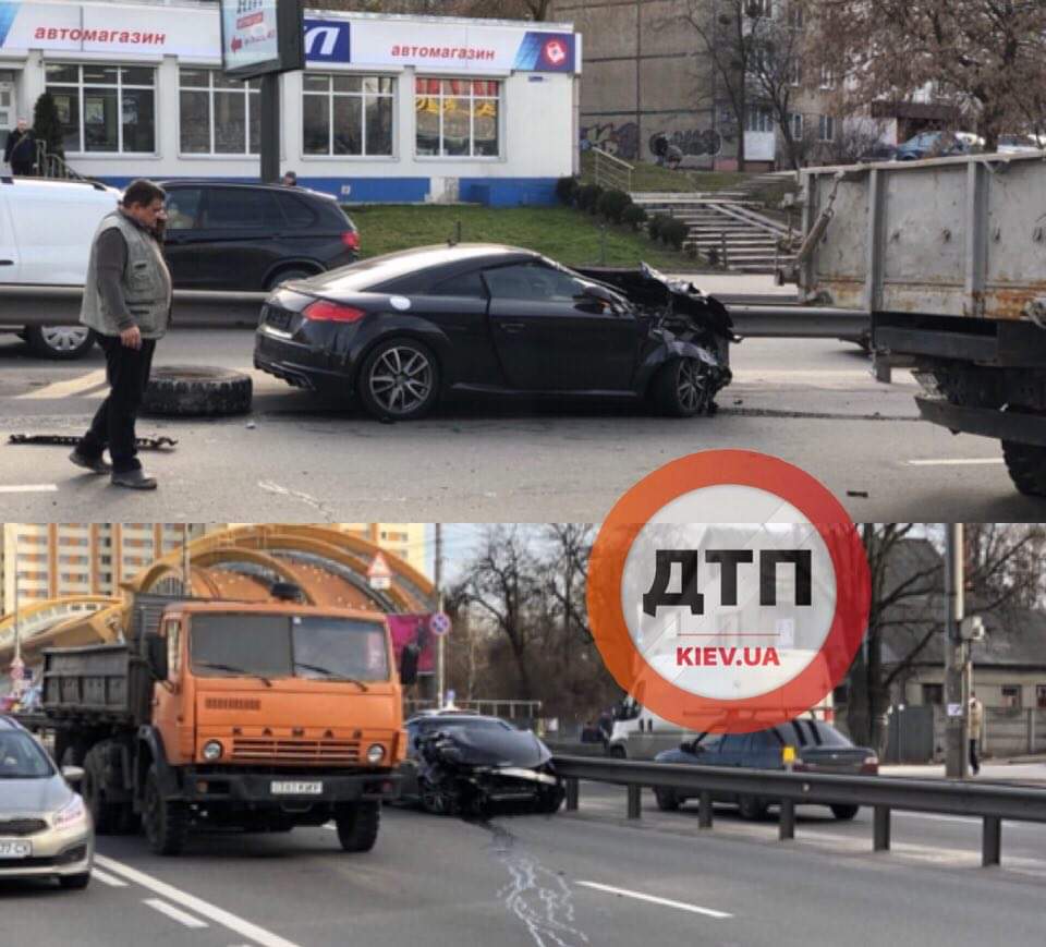В Киеве на Караваевых Дачах Audi протаранил Камаз: в грузовика вырвало колесо