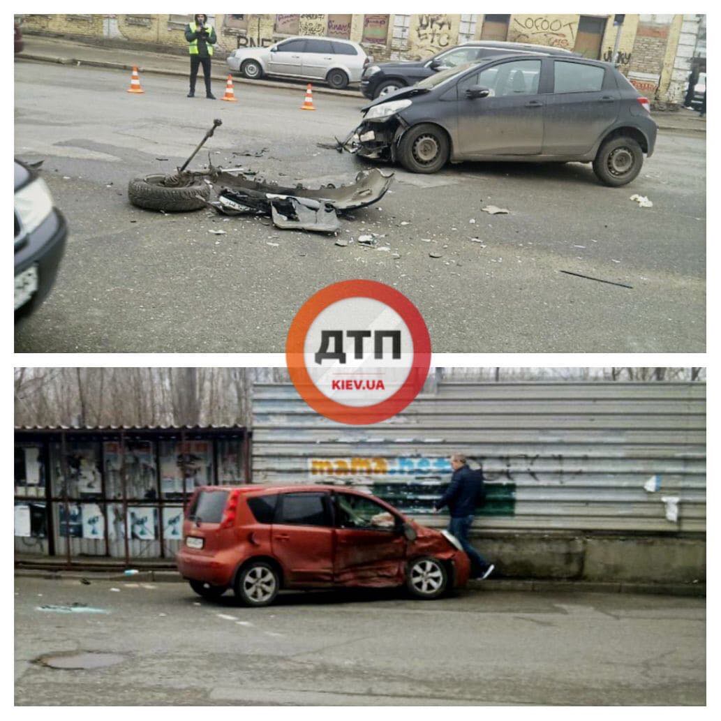 В Киеве на перекрестке улиц Короленковской и Деловой произошло ДТП с участием автомобилей Nissan и Toyota: есть пострадавшие