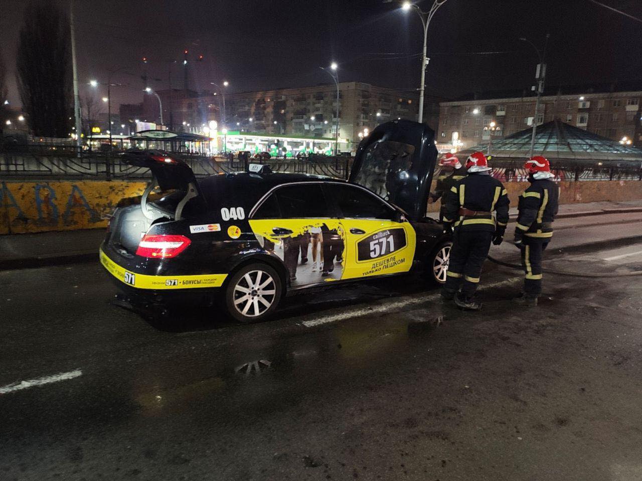 У Києві вночі на Повітрофлотському проспекті горів автомобіль служби таксі 571