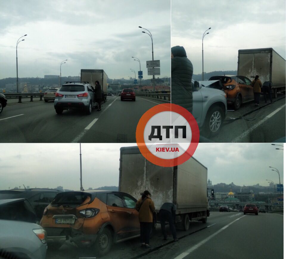 В Киеве на Гаванском мосту произошло дистанционное ДТП с участием двух авто и грузовика