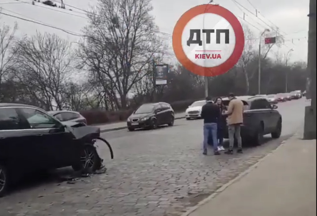 В Киеве на Подольском спуске столкнулись Porsche и Range Rover