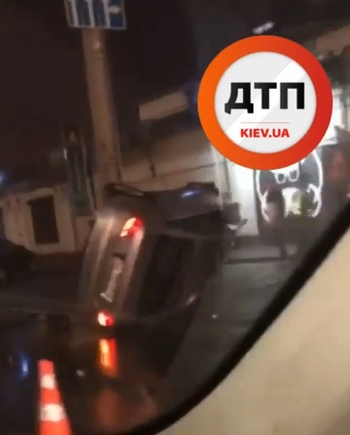 В Киеве на съезде с Гаванского моста перевернулся автомобиль