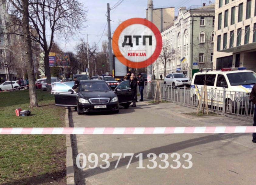 В Киеве на улице Мельникова стреляли по автомобилю Mercedes
