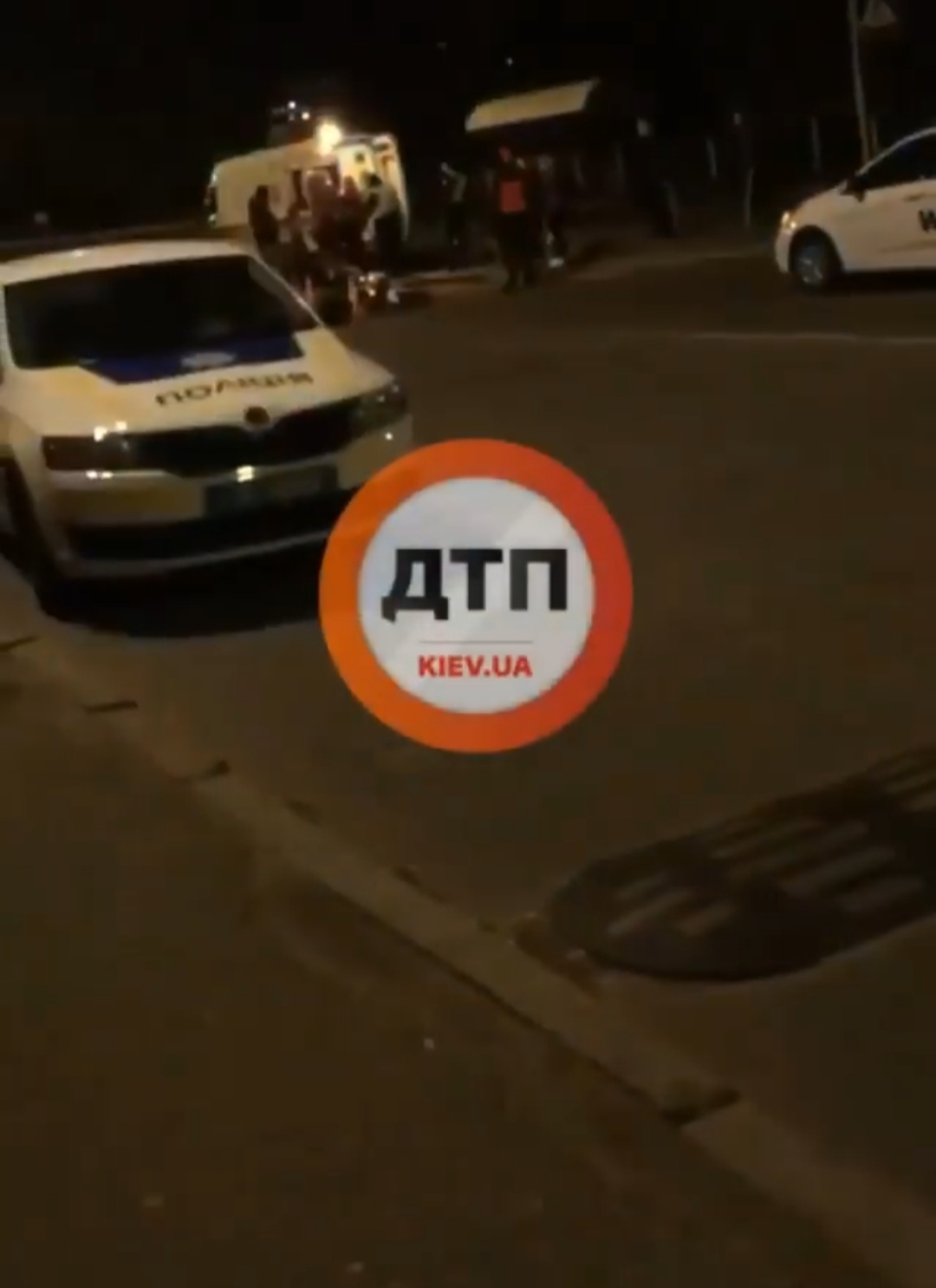 В Киеве на улице Кибальчича произошло ДТП с участием автомобиля такси и мотоцикла: пилот травмирован