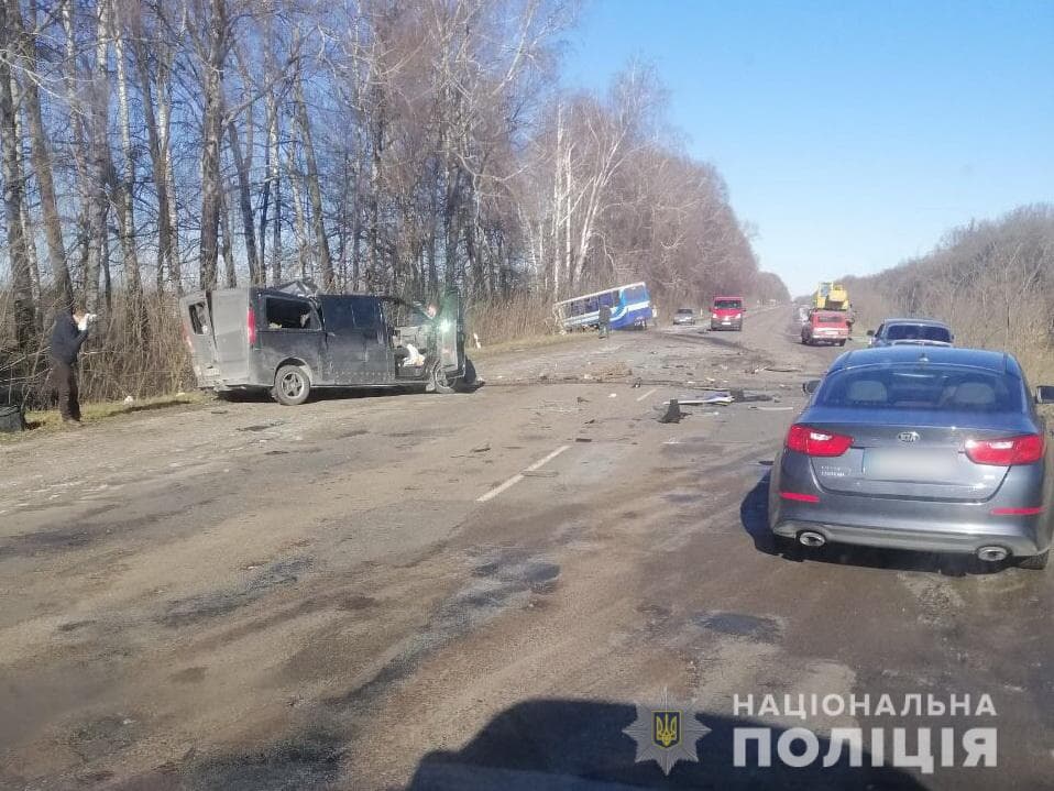 На Сумщині зіткнулись Renault Trafic і рейсовий автобус: загинув водій та пасажири міні-буса
