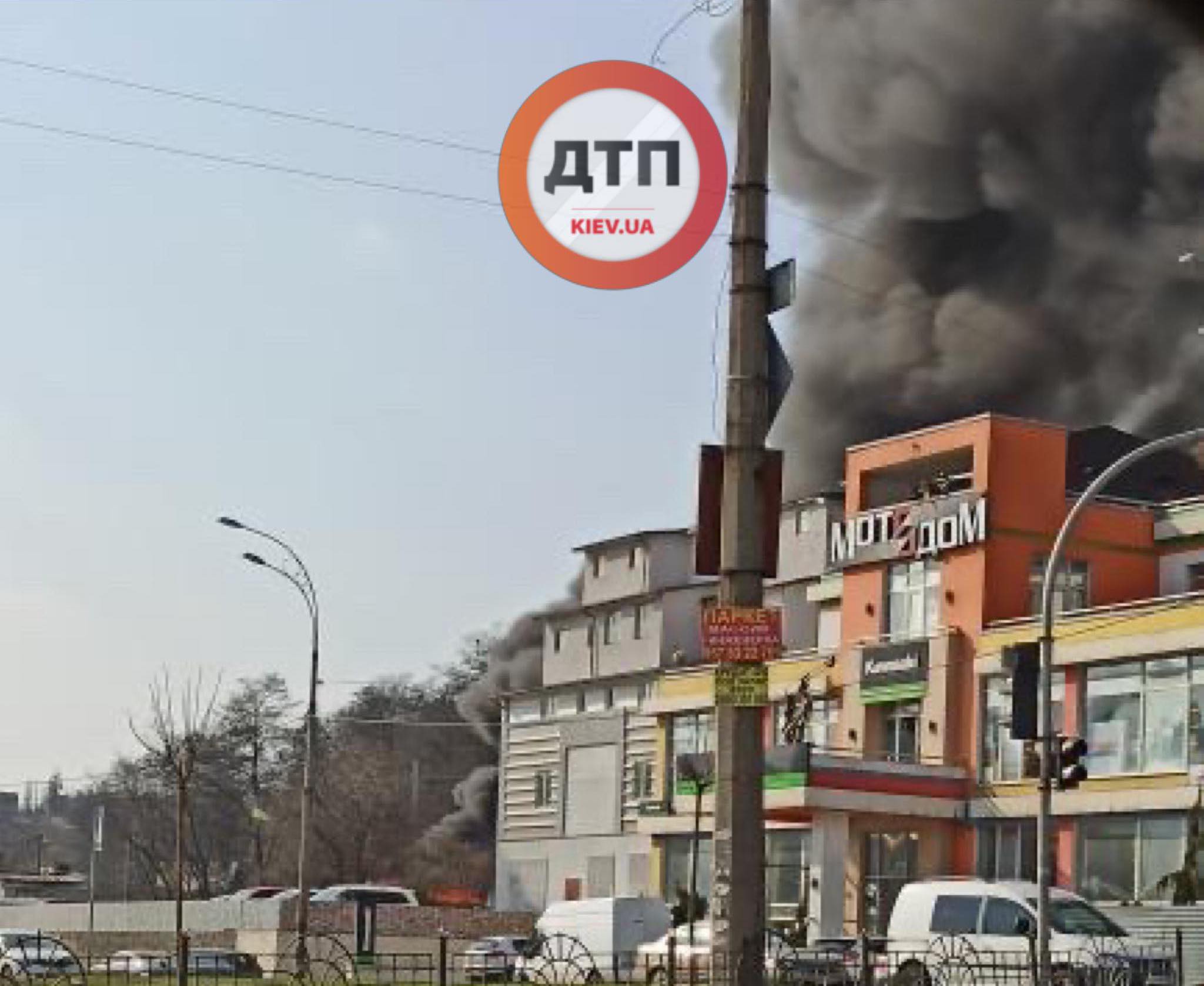 В Киеве на улице Изюмской произошел серьезный пожар