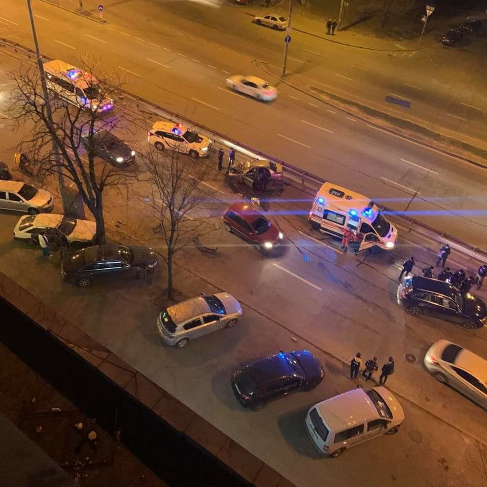 В Киеве на Голосеевском проспекте произошло серьезное ДТП: на месте полиция и скорая