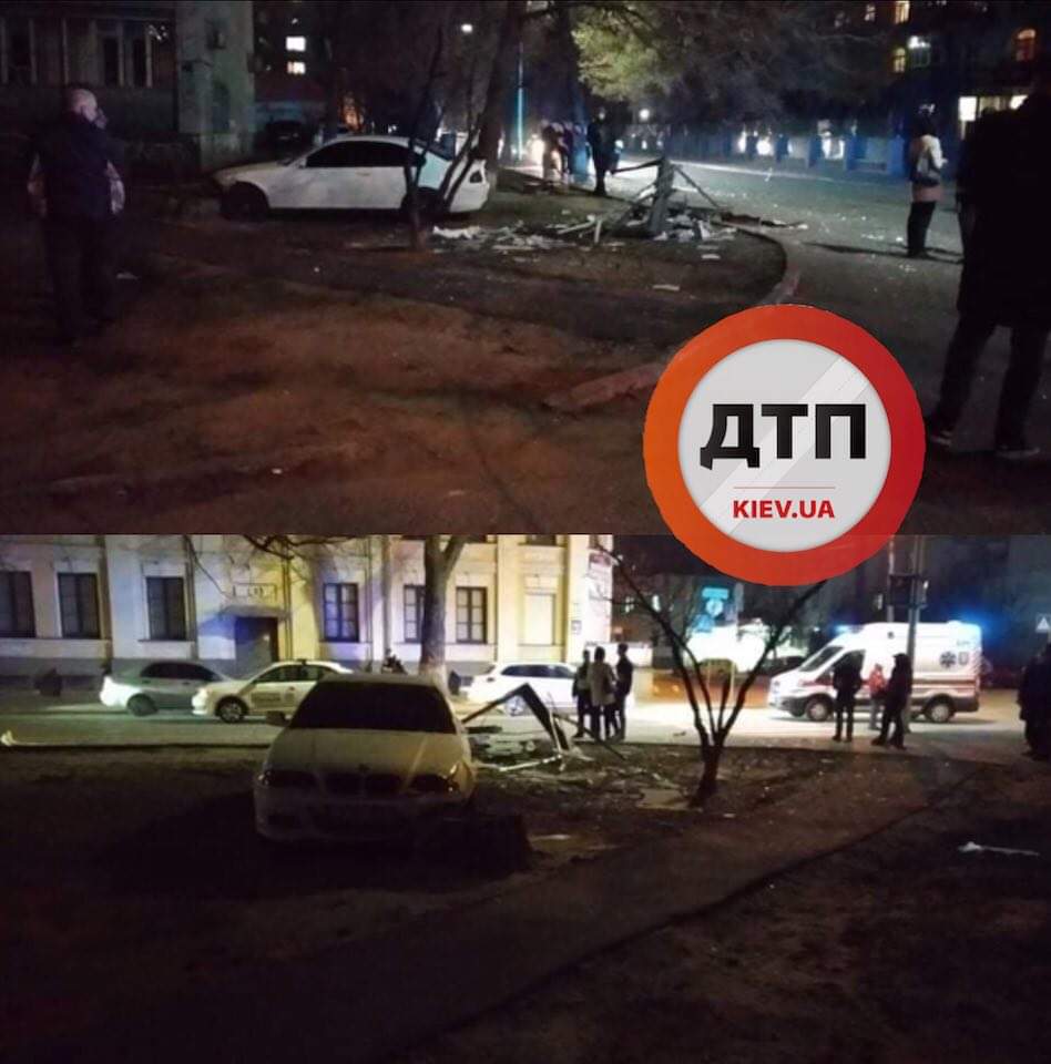 В Киеве на Межигорской BMW вылетел с дороги и протаранил Ситилайт