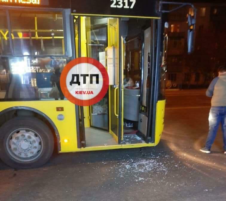В Киеве на проспекте Правды злой пассажир, которого одиннадцатым не пустили в троллейбус, разбил стекло
