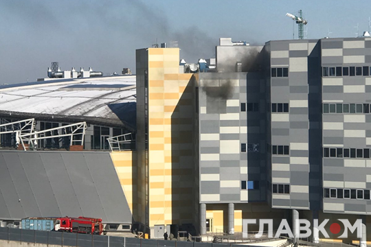 В Киеве горело здание ТРЦ River Mall