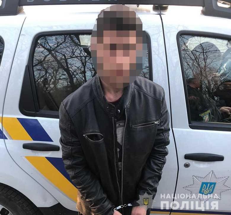 У Києві на Набережно-Корчуватській злочинець побив та пограбував чоловіка
